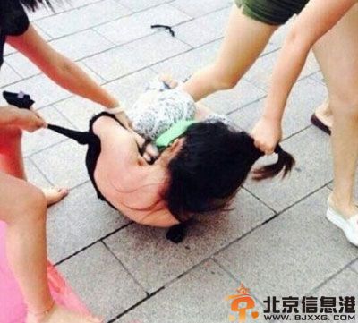 广西疑为小三女子被扒光群殴图片 现场场面劲爆引热议