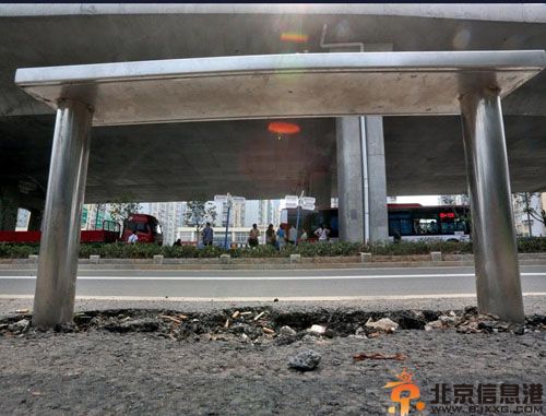 24个南京公交站亭被偷重500斤 9天全部消失损失上百万