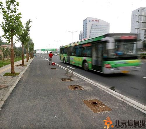 24个南京公交站亭被偷重500斤 9天全部消失损失上百万