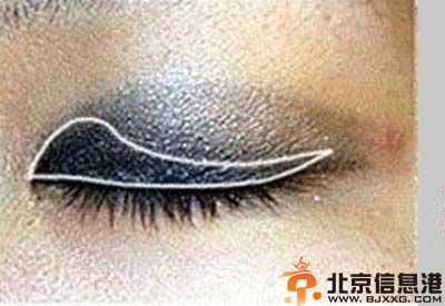 孙佳仁眼线画法步骤 教你怎样把单眼皮小眼睛变大