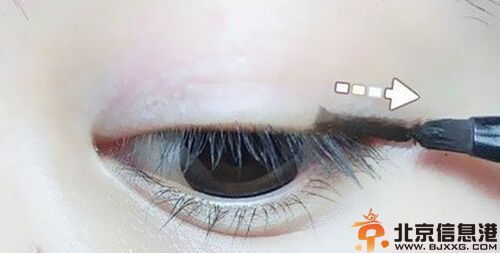 教你裸妆眼妆的画法 精致的眼线让妆面更加有神采