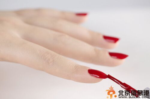 指甲油怎么涂好看 教大家涂指甲油的技巧