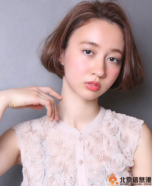 新潮波浪短卷发发型分享 轻松打造瓜子脸