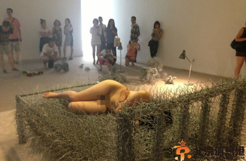 裸睡艺术家周洁个人资料照片 其办展全裸睡钢丝36天引关注