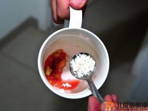 简单美白牙齿的方法 小编教你用草莓美白牙齿