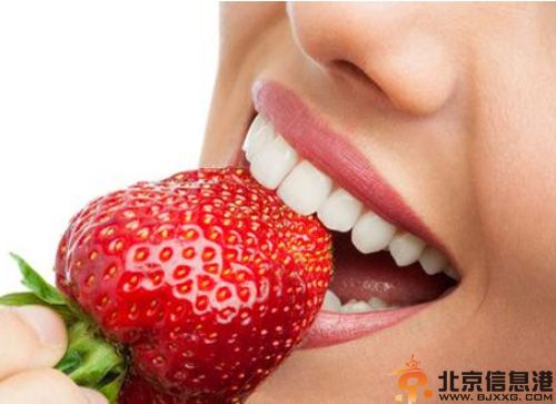 简单美白牙齿的方法 小编教你用草莓美白牙齿