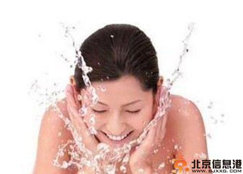 脸上长粉刺怎么办 简单几招摆脱凹凸不平脸