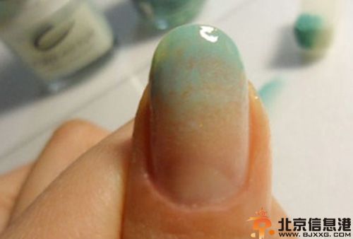 渐变美甲怎么做教程图解 薄荷绿让你的指甲也走小清新风格
