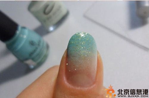 渐变美甲怎么做教程图解 薄荷绿让你的指甲也走小清新风格