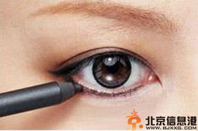 教你最简单的复古红唇妆画法 让你瞬间变性感女郎