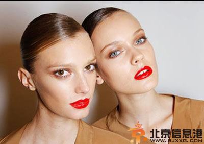 教你最简单的复古红唇妆画法 让你瞬间变性感女郎