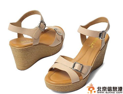 坡跟凉鞋图片2014百丽新款 轻松易穿还能兼顾漂亮大方