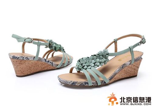 坡跟凉鞋图片2014百丽新款 轻松易穿还能兼顾漂亮大方