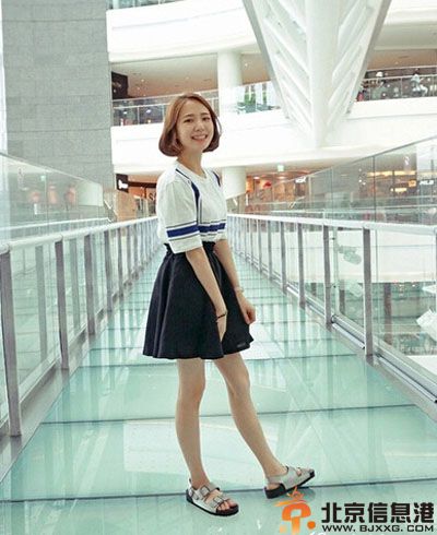 半身裙配什么上衣 T恤+半身裙巧搭配穿出别致可爱风