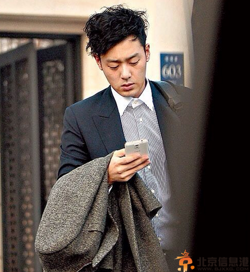 崔俊赫身价家庭背景遭热搜 崔俊赫全智贤结婚照引关注