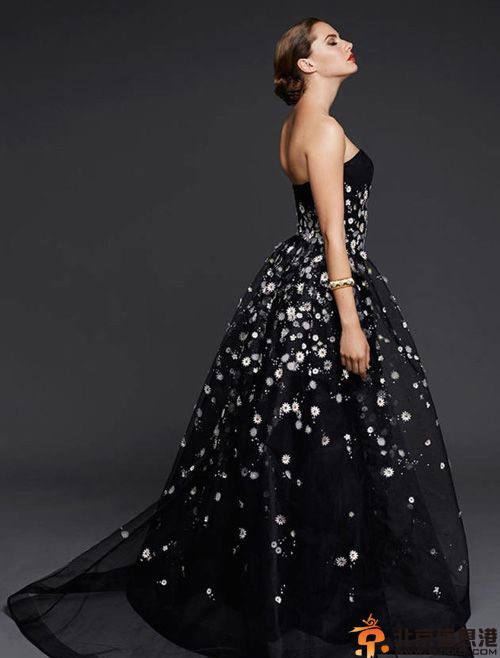 奥黛丽·赫本孙女艾玛·费勒个人资料照片 挑战经典造型引关注