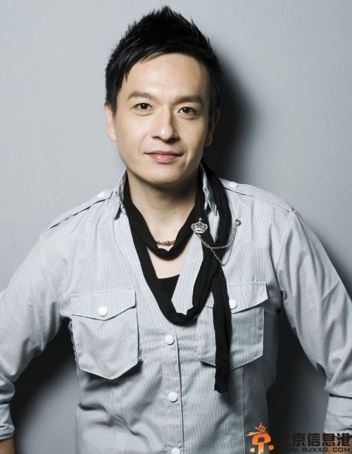 小钟钟昀呈女友是谁 被250公斤蟒蛇缠身揭其个人资料微博照片