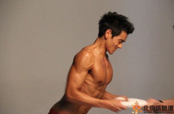 彭于晏女友是谁揭个人资料 其身高肌肉有图片受关注