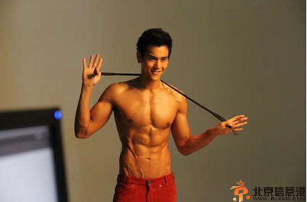 彭于晏女友是谁揭个人资料 其身高肌肉有图片受关注