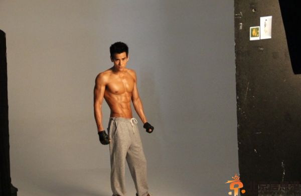 彭于晏女友是谁揭个人资料 其身高肌肉有图片受关注