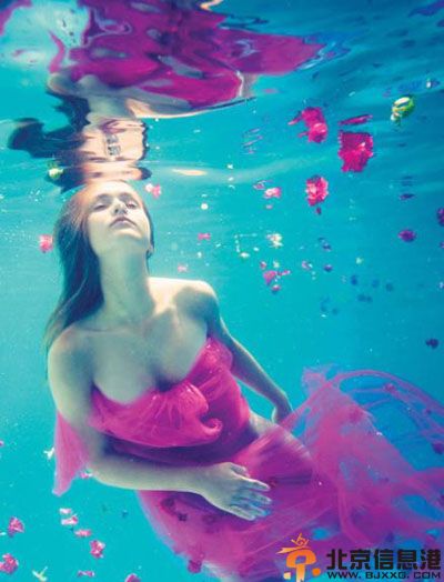 教你水下婚纱照怎么拍好看 美美水下婚纱照赏析