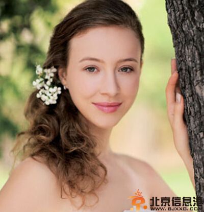 适合户外婚礼的新娘发型图片 与婚礼完美搭配