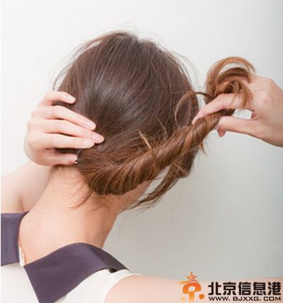 长卷发丸子头扎法 让你瞬间清爽变身