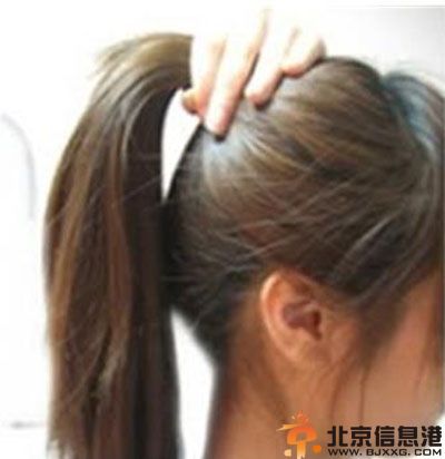 教你简单韩式盘发 彰显女人优雅气质