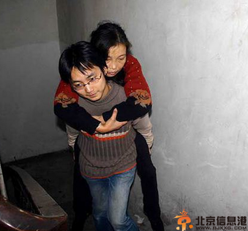 背母上学刘霆个人资料变性前照片遭热搜 河莉秀为其助阵引关注