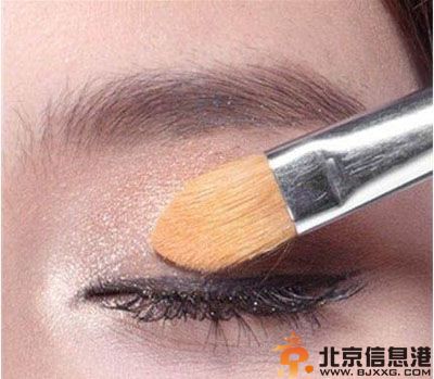 如何画眼影步骤图解 只花一分钟打造魅力无穷的电眼妆