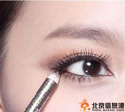 如何画眼影步骤图解 只花一分钟打造魅力无穷的电眼妆