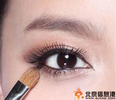 如何画眼影步骤图解 只花一分钟打造魅力无穷的电眼妆