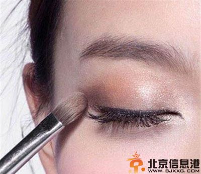 如何画眼影步骤图解 只花一分钟打造魅力无穷的电眼妆