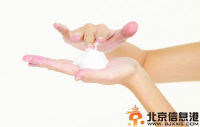 对比洁面皂和洗面奶哪个好 以及两者的区别和功效