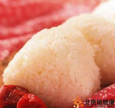 简单去黑头的方法 可用珍珠粉揉搓