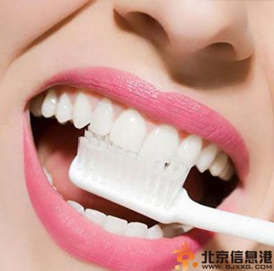 治疗口臭的最佳方法推荐 别让口臭给你形象大打折扣