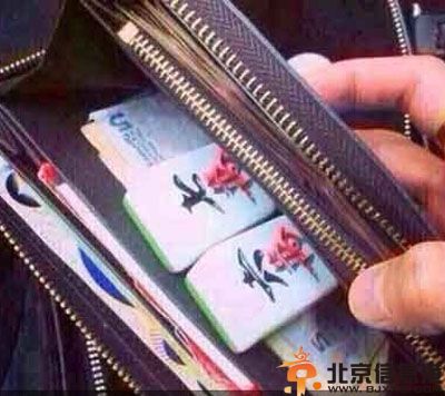 亮点图人老心不老 包里没个六七万都不敢出门