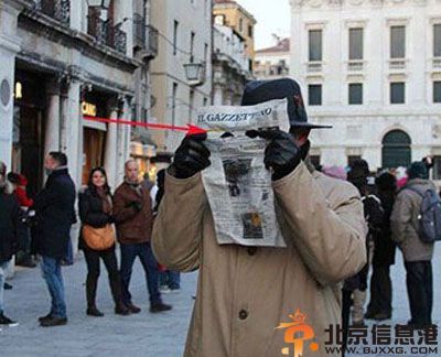 亮点图人老心不老 包里没个六七万都不敢出门
