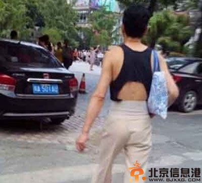 亮点图人老心不老 包里没个六七万都不敢出门