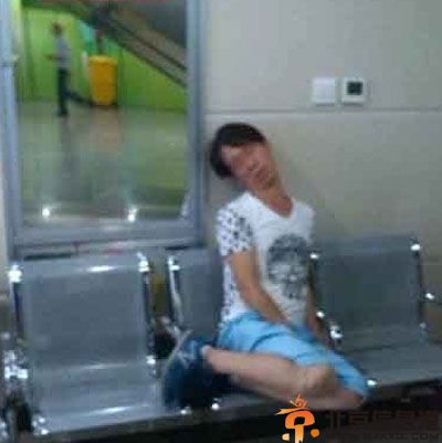 亮点图人老心不老 包里没个六七万都不敢出门