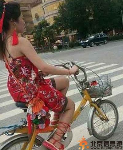 亮点图人老心不老 包里没个六七万都不敢出门
