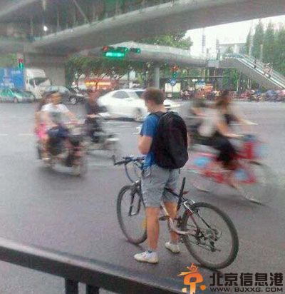 内涵笑话咱俩扯平了 总觉得哪里不对劲