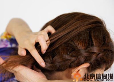 简单韩式盘发图解 时尚不失甜美优雅