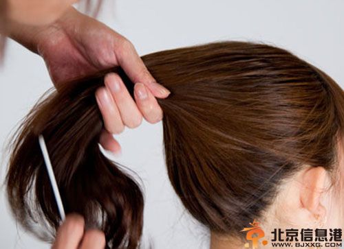 简单盘发发型扎法步骤图解 随手完成清爽干练盘发