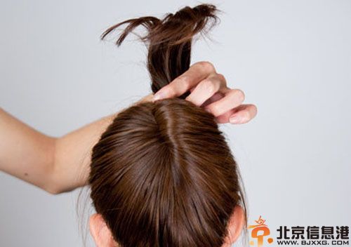 简单盘发发型扎法步骤图解 随手完成清爽干练盘发
