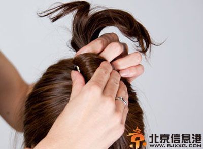 简单盘发发型扎法步骤图解 随手完成清爽干练盘发
