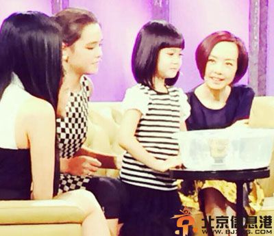 钟丽缇女儿照片 鲁豫有约钟丽缇微博晒合影