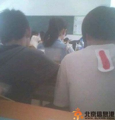 亮点图最佳整蛊方式 背后贴纸条什么的太落伍