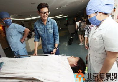 沙溢胡可再得一子小鱼儿 与大儿子安吉似双胞胎