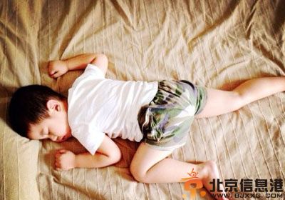 沙溢胡可再得一子小鱼儿 与大儿子安吉似双胞胎
